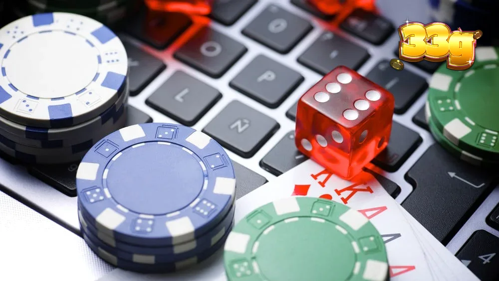 Jogador utilizando um dispositivo móvel para acessar jogos de cassino online com segurança.